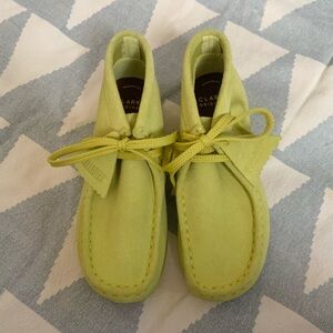 Clarks Kid's Wallabee Boot Older Yellow US 13.5 Wide